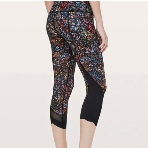 Lululemon Wunder Under High Rise Crop
Scallop, Foliage Overlay - Picture 7 of 8